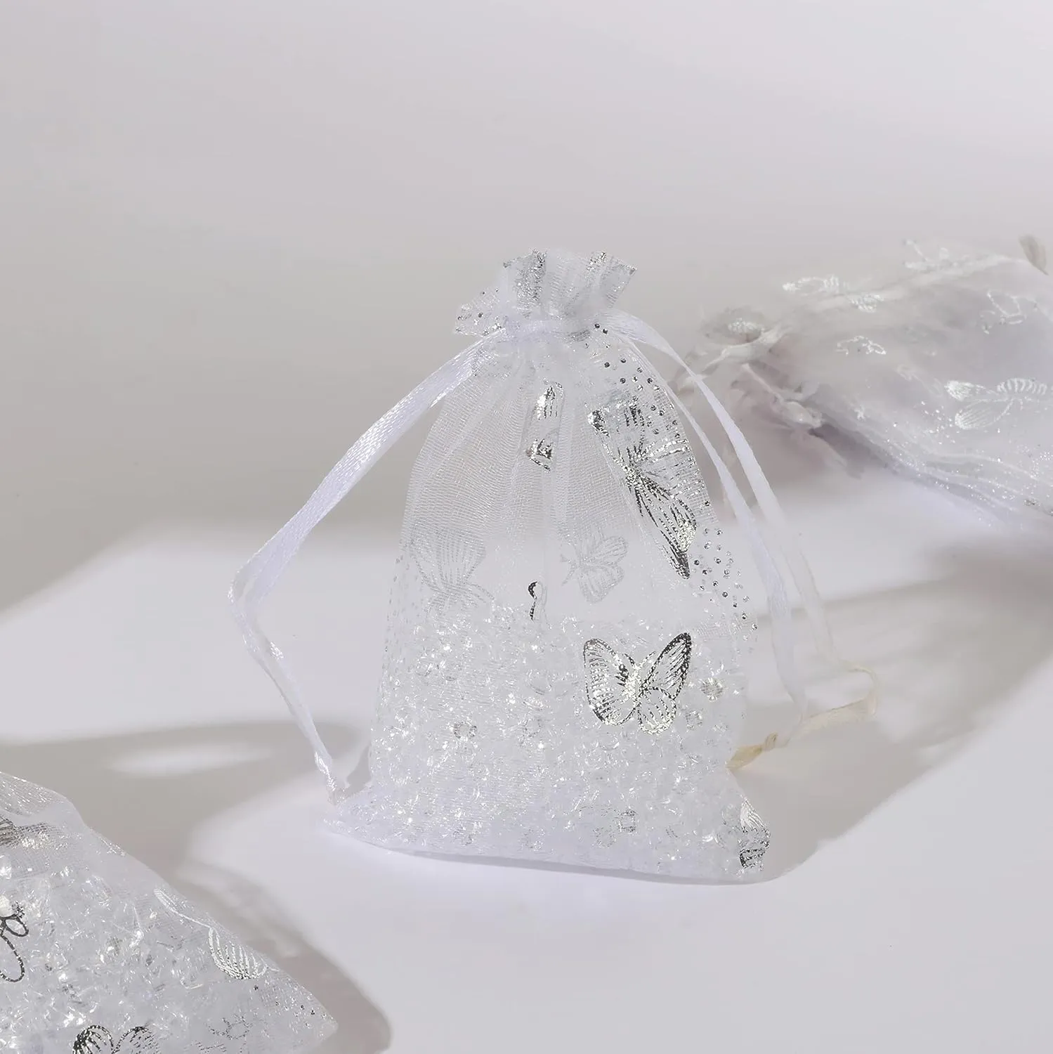 J&Rey Home 100 Pcs Butterfly Organza Jewelry Gift Pouch Candy Pouch Drawstring Wedding Favor Bags（5x7 Inch, White-Silver）