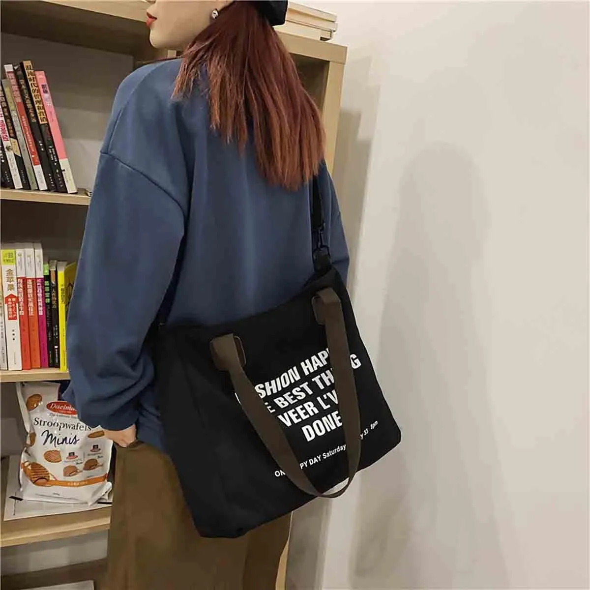 Women's canvas handbag Women's messenger bag Men's and women's fashionable retro messenger bag